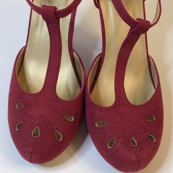 GRAHAM STREET SHOES Co. BURGUNDY RED T. STRAP SUEDE HEELS SZ 8 - Picture 9 of 15